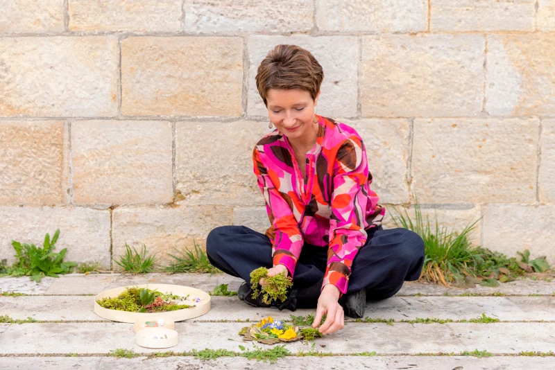 Ines Fleischmann gestaltet mit Moos und Blüten